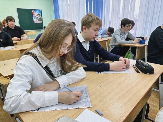 Школьники продолжают писать письма Победы